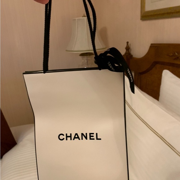 Absolutely gorgeous rare and authentic Chanel shopping bag either ribbon - Picture 3 of 5